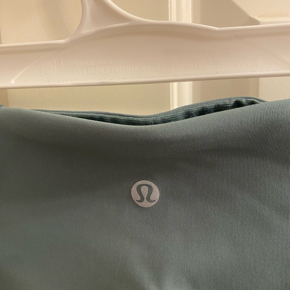 Teal lululemon 7/8 leggings with mesh, size 6 LIKE NEW